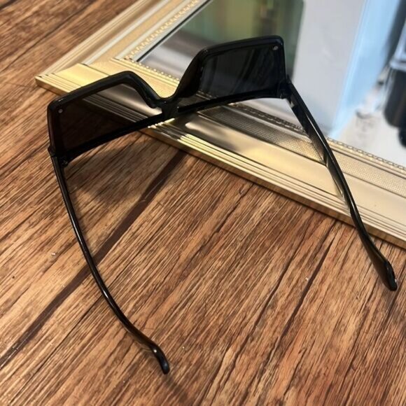 Black and Gold Square Retro Sunglasses - Picture 3 of 3
